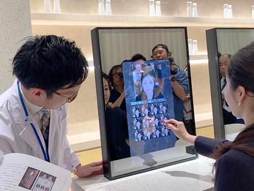 肌の分析や、理想の顔を提案